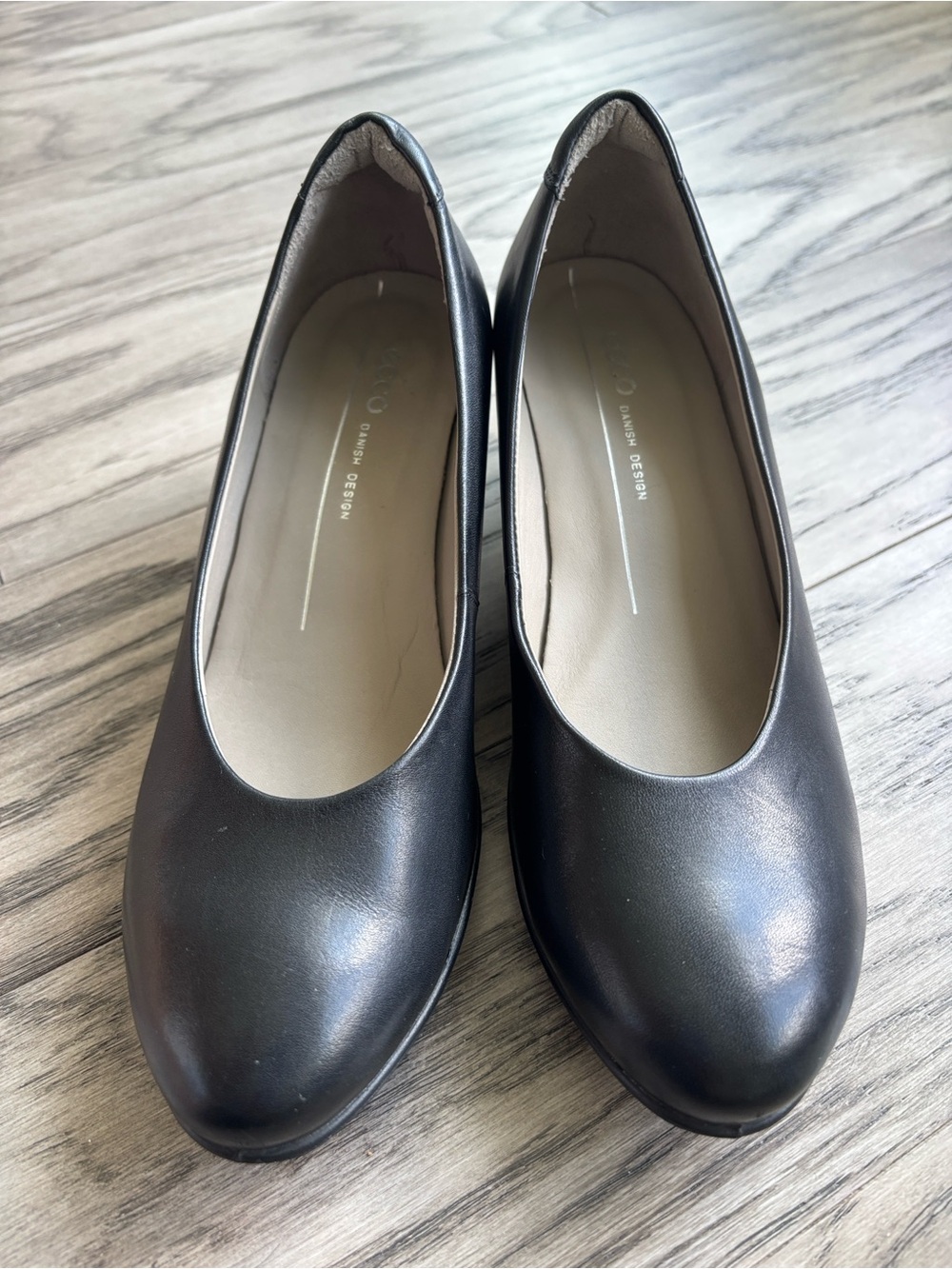 Ecco Black Leather Classic Round-Toe Flats